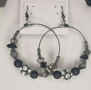 1 pair of fashion earrings